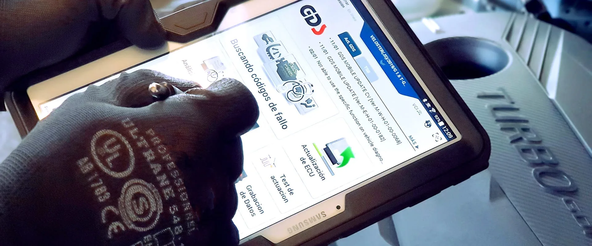 Técnico Hyundai revisando un vehículo con el equipo de diagnóstico oficial