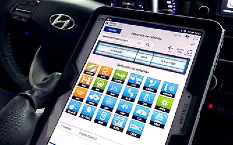 Equipo de diagnóstico oficial Hyundai conectado a un vehículo